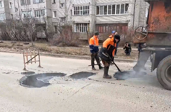 В Иванове ямы на дорогах латают без выходных